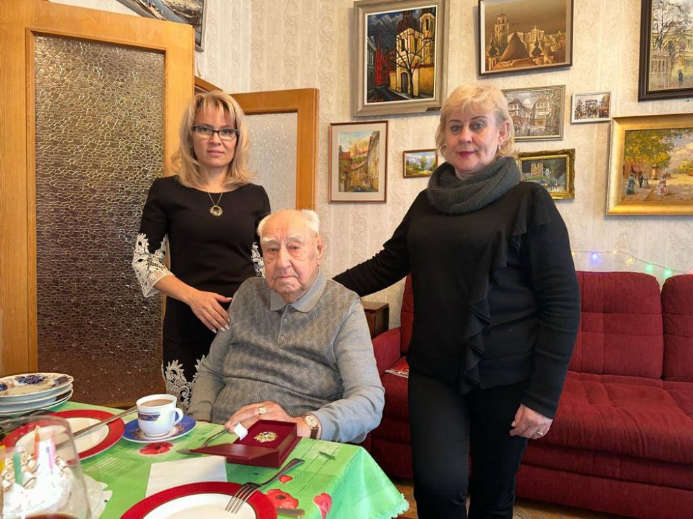 Наши сотрудники поздравили ветерана Шрейбера Андрея Константиновича с 102 Днём рождения