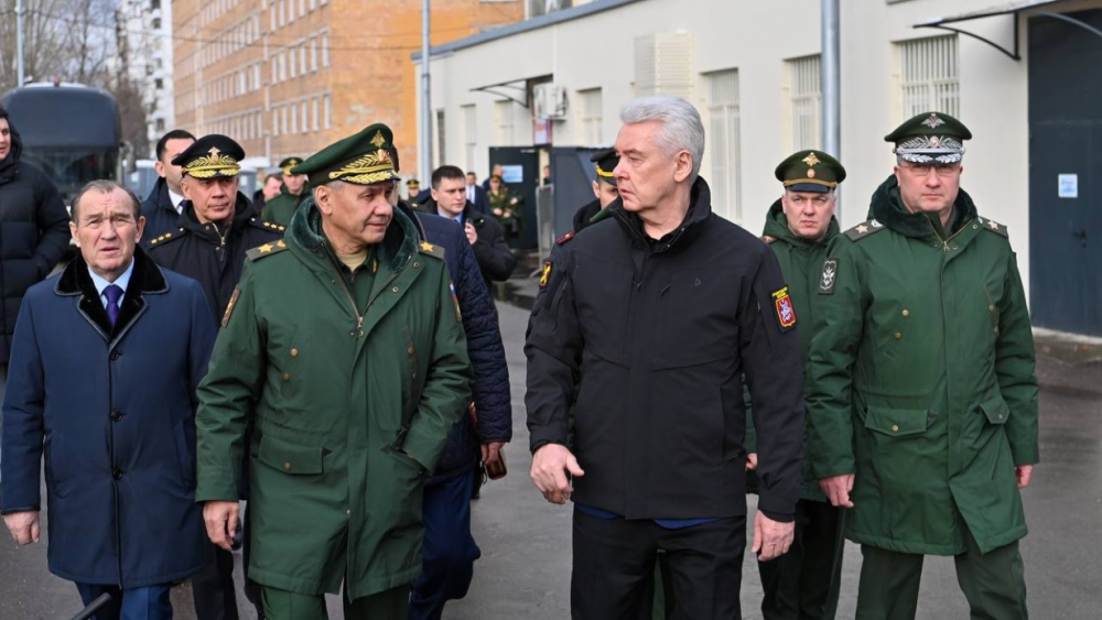 Сергей Собянин и Сергей Шойгу проверили работу городского пункта отбора на службу по контракту