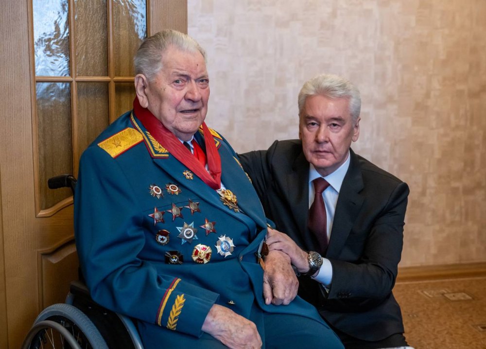 Накануне Дня Победы Мэр Москвы Сергей Семёнович Собянин навестил Почётного гражданина Москвы, ветерана Великой Отечественной войны Ивана Андреевича Слухая