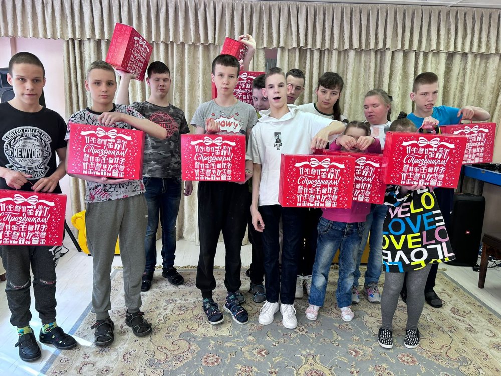Сотрудники Московского Дома ветеранов передали сладкие подарки детям Центра содействия семейному воспитанию «Сколковский»