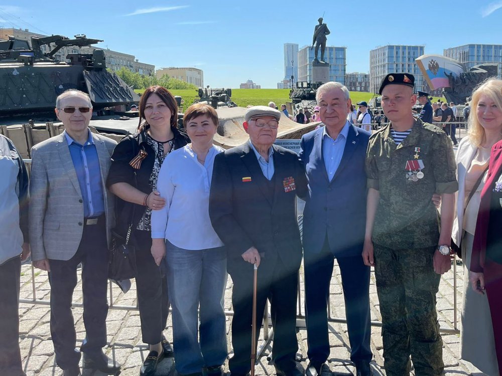 Сотрудники Московского Дома ветеранов, матери участников СВО и ветераны Великой Отечественной войны побывали на выставке трофейной техники в парке Победы