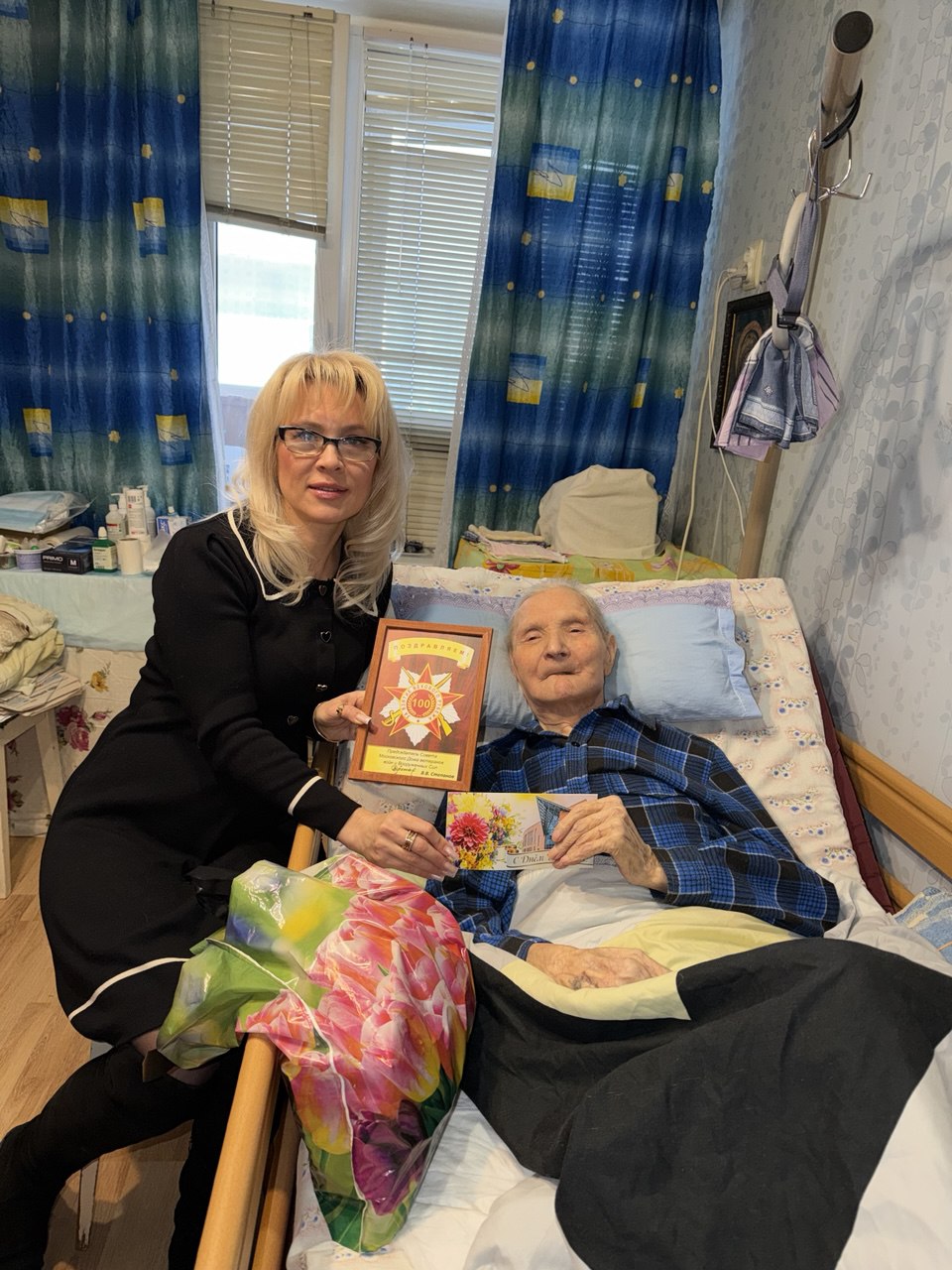 Ветеран ВОВ Михаил Кононов принимает поздравления с вековым юбилеем