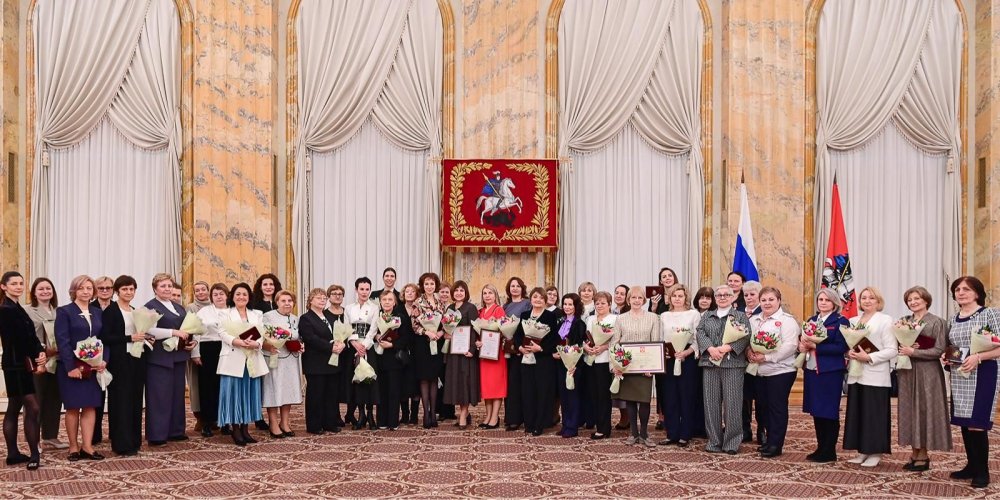 Сергей Собянин вручил знак отличия «За безупречную службу городу Москве» Косовой Тамаре Ивановне