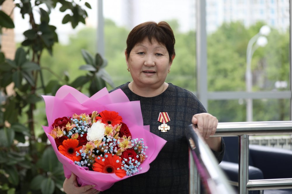 Любовь Бадляевна Утнасанова удостоена медали «За заботу о ветеранах войн»