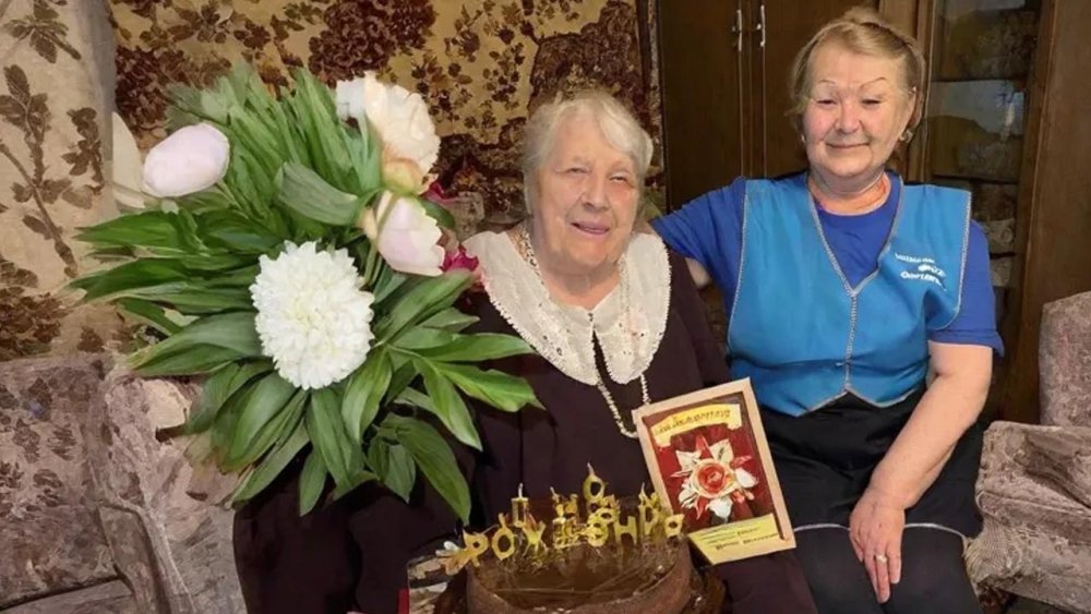 Ветеран Нина Васильевна Фомичева приняла поздравления со 100-летним юбилеем