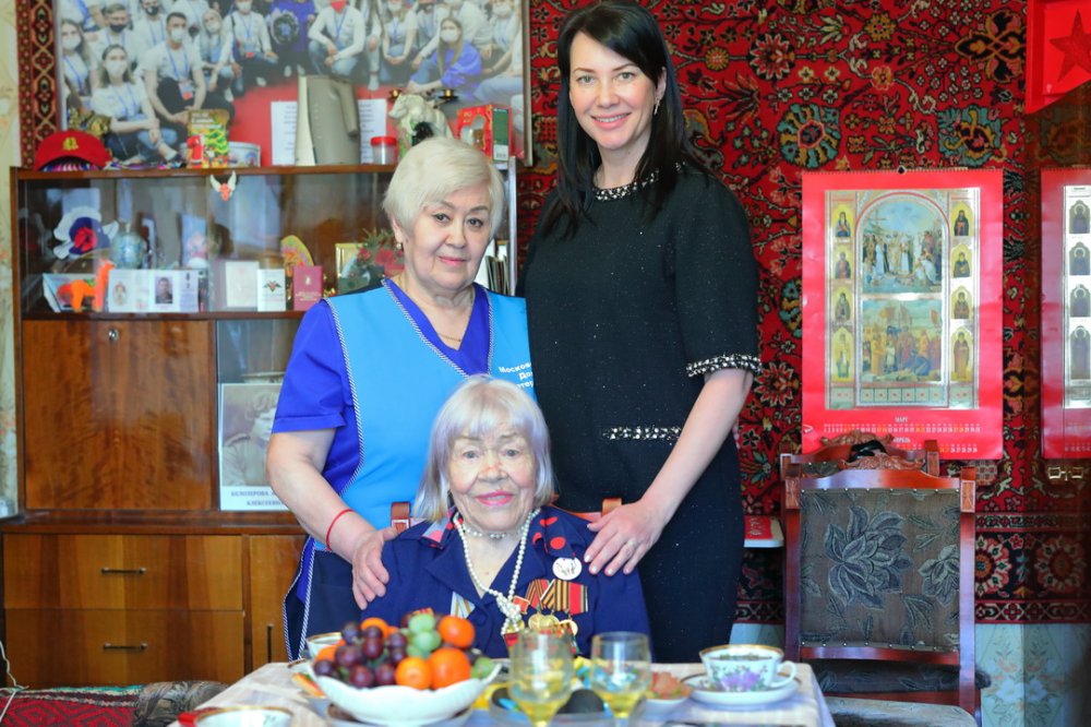 Антонина Алексеевна Белозёрова принимает поздравления со 102-летием