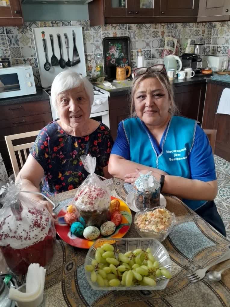 Социальные работники-сиделки поздравили ветеранов на дому с Пасхой