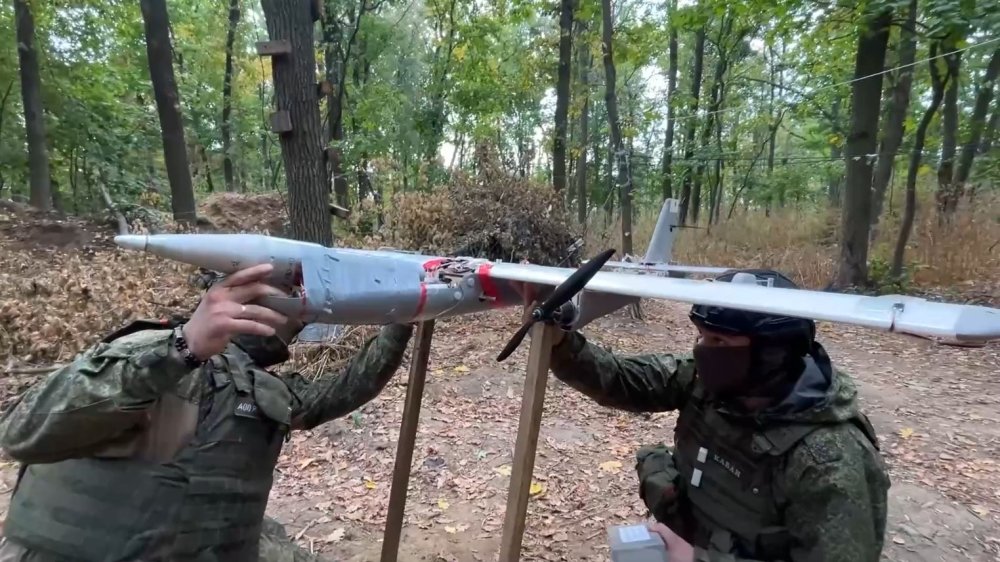 Расчет БПЛА самолетного типа «Молния-2» войск беспилотных систем группировки войск «Север» уничтожил замаскированную САУ подразделения ВСУ в Сумской области